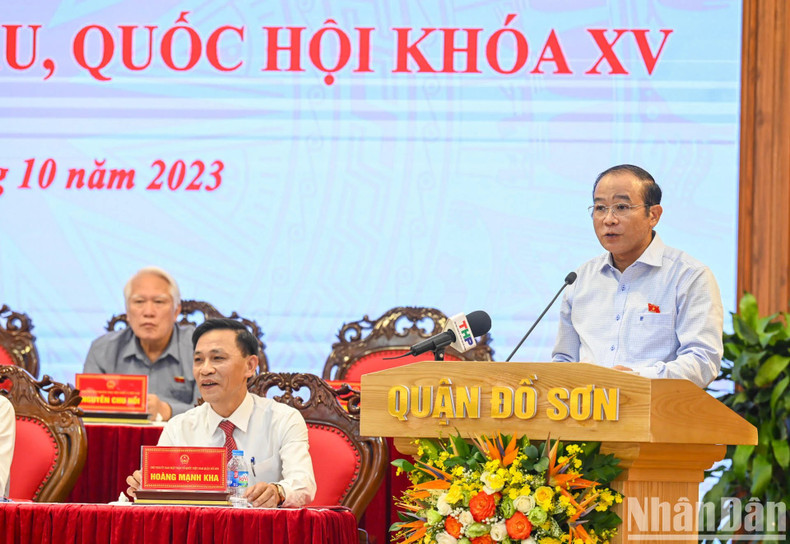 El subdirector de la delegación de la AN en la ciudad de Hai Phong, La Thanh Tan, presenta un informe a los votantes. El subdirector de la delegación de la AN en la ciudad de Hai Phong, La Thanh Tan, presenta un informe a los votantes.