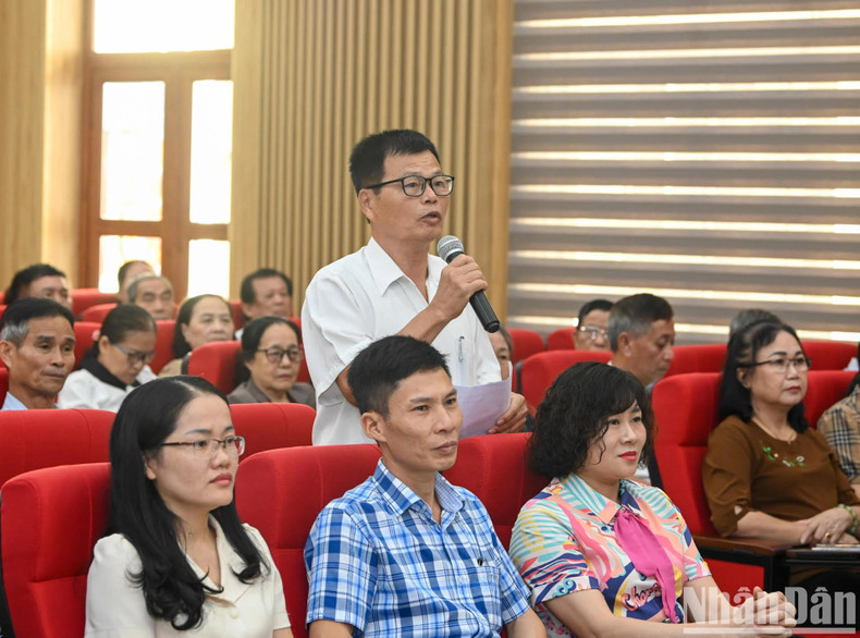 Pham Van Tuyen, votante del distrito de Ngoc Xuyen, habla en la reunión. Pham Van Tuyen, votante del distrito de Ngoc Xuyen, habla en la reunión.