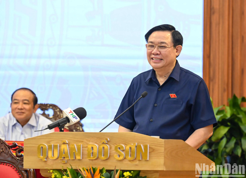 El presidente de la AN, Vuong Dinh Hue responde a las preguntas de los votantes. El presidente de la AN, Vuong Dinh Hue responde a las preguntas de los votantes.