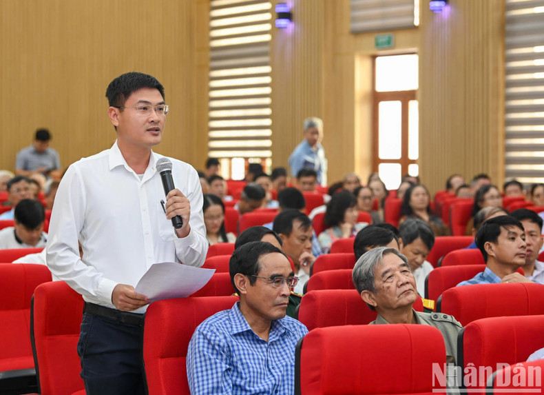 El votante Le Duc Hop da sus opiniones sobre el desarrollo del turismo. El votante Le Duc Hop da sus opiniones sobre el desarrollo del turismo.