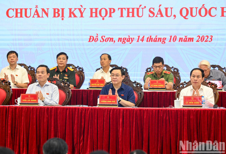 El presidente de la AN, Vuong Dinh Hue, el viceprimer ministro Tran Luu Quang, el secretario del Comité partidista en Hai Phong, Le Tien Chau, y los delegados de la AN en Hai Phong, en la actividad. El presidente de la AN, Vuong Dinh Hue, el viceprimer ministro Tran Luu Quang, el secretario del Comité partidista en Hai Phong, Le Tien Chau, y los delegados de la AN en Hai Phong, en la actividad.