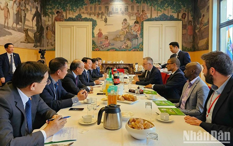 El secretario del Comité partidista de Yen Bai, Do Duc Duy, trabaja con los líderes de la ciudad de Saint-Ouen-sur-Seine. Las dos partes hablan sobre las posibilidades de cooperación como el desarrollo de infraestructuras de transporte urbano, la atención sanitaria, la educación y los deportes.