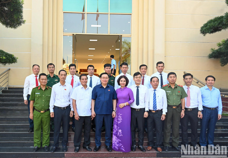 El líder parlamentario toma foto de recuerdo con los dirigentes del distrito de Do Son. El líder parlamentario toma foto de recuerdo con los dirigentes del distrito de Do Son.