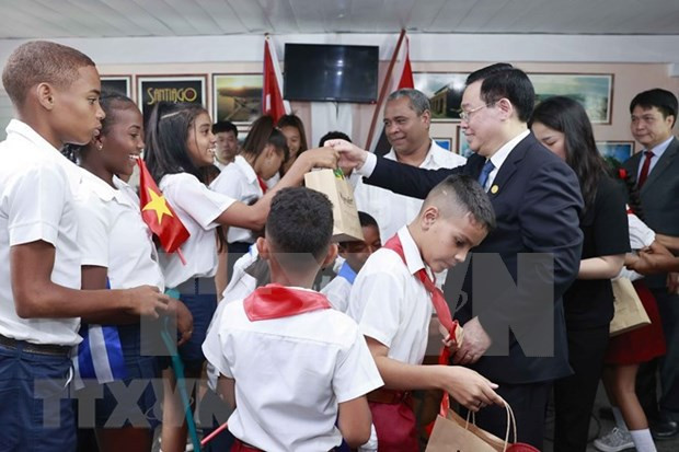 Presidente de la Asamblea Nacional, Vuong Dinh Hue, entrega obsequios a alumnos de la escuela especial de amistad Cuba-Vietnam. (Foto:VNA) Presidente de la Asamblea Nacional, Vuong Dinh Hue, entrega obsequios a alumnos de la escuela especial de amistad Cuba-Vietnam. (Foto:VNA)