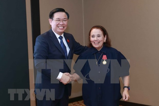 Presidente de la Asamblea Nacional Vuong Dinh Hue y la presidenta del Instituto Cultural Argentino-Vietnamita Poldi María Sosa. (Foto: VNA) Presidente de la Asamblea Nacional Vuong Dinh Hue y la presidenta del Instituto Cultural Argentino-Vietnamita Poldi María Sosa. (Foto: VNA)