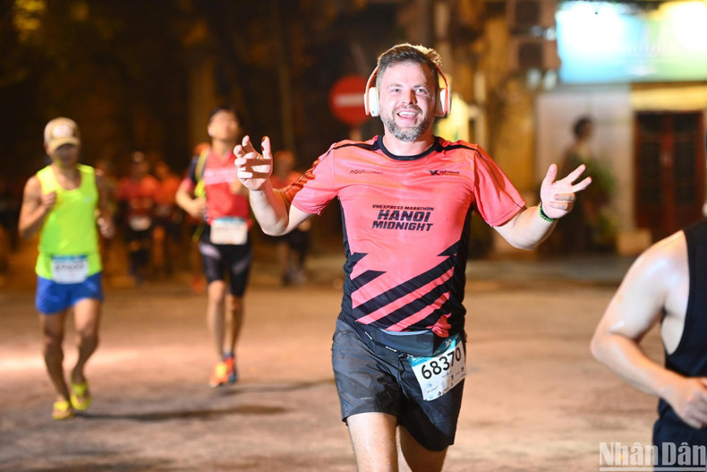 Ciudadanos extranjeros también participan en la carrera. Ciudadanos extranjeros también participan en la carrera.
