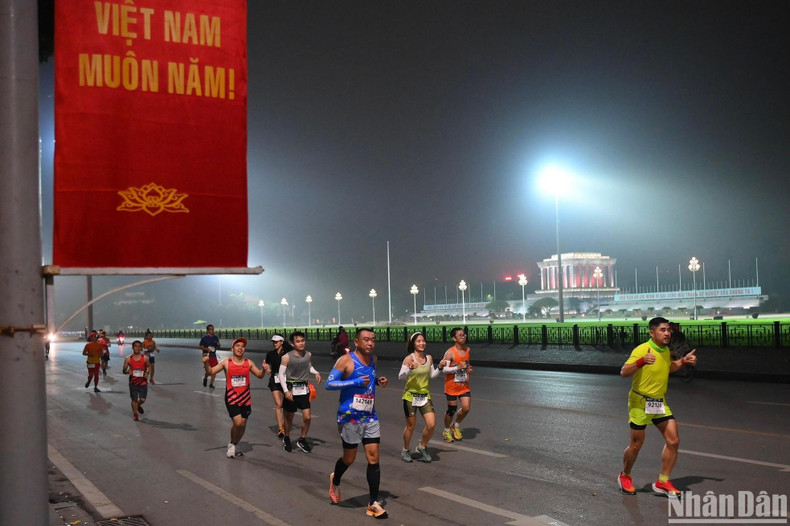 Y también el área Plaza de Ba Dinh donde se encuentra el Mausoleo de Ho Chi Minh. Y también el área Plaza de Ba Dinh donde se encuentra el Mausoleo de Ho Chi Minh.