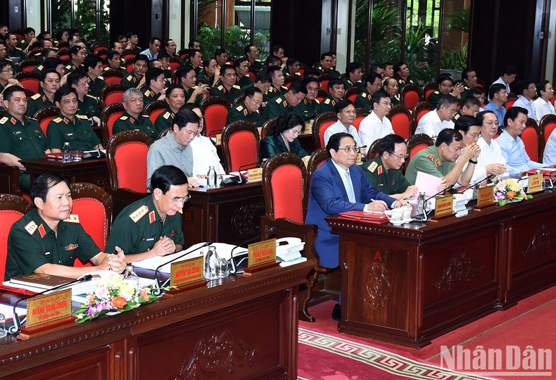 El primer ministro Pham Minh Chinh y los asistentes a la conferencia. El primer ministro Pham Minh Chinh y los asistentes a la conferencia.