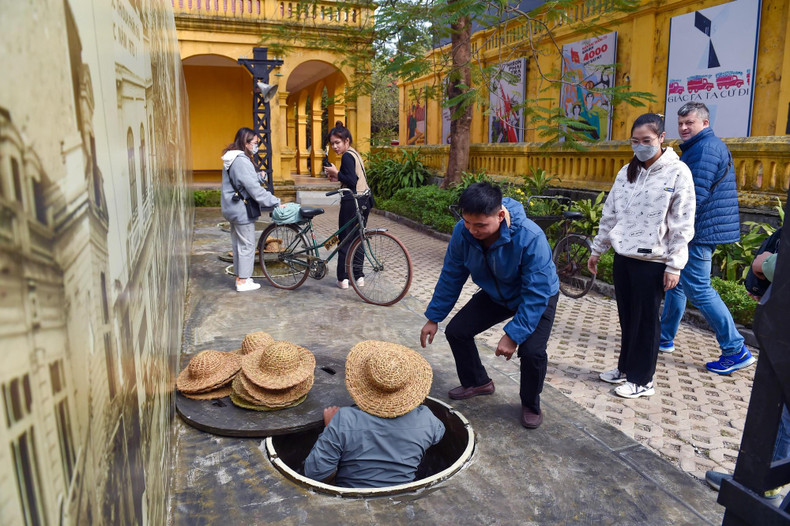 Llevar sombreros de paja y esconderse en los túneles como si fueran los combatientes en la batalla de diciembre de 1972, una memorable experiencia para los jóvenes asistentes a la exposición. Llevar sombreros de paja y esconderse en los túneles como si fueran los combatientes en la batalla de diciembre de 1972, una memorable experiencia para los jóvenes asistentes a la exposición.