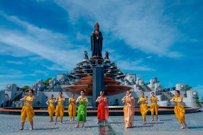 Danza de la minoría étnica Khmer en la cima de la montaña Ba Den, donde se encuentra también la estatua más alta de Buda en Asia. (Fotografía: VNA)