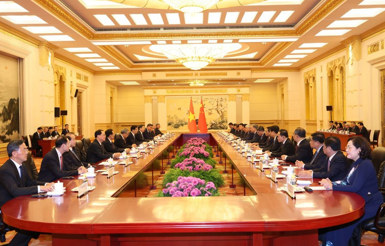 El líder partidista y presidente de Vietnam, To Lam, se entrevista con titular del Comité Nacional de la Conferencia Consultiva Política del Pueblo Chino, Wang Huning. (Foto: Tri Dung/VNA) El líder partidista y presidente de Vietnam, To Lam, se entrevista con titular del Comité Nacional de la Conferencia Consultiva Política del Pueblo Chino, Wang Huning. (Foto: Tri Dung/VNA)