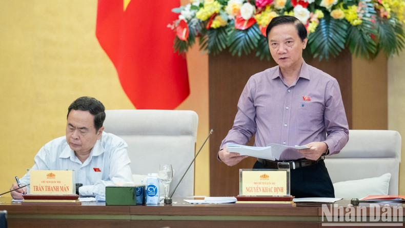 El vicepresidente de la AN, Nguyen Khac Dinh, habla en la reunión. El vicepresidente de la AN, Nguyen Khac Dinh, habla en la reunión.