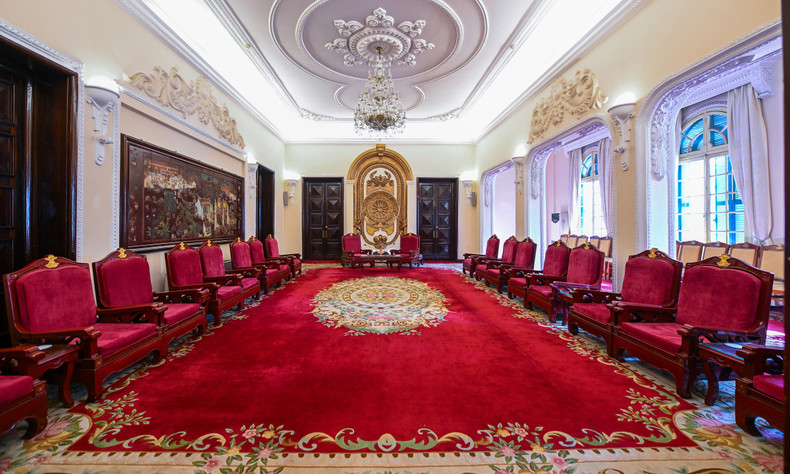 Actualmente, el lugar está dedicado a las actividades de protocolo exterior del Partido, el Estado y el Ministerio de Asuntos Exteriores. En la foto se muestra una de las dos salas de recepción del primer piso, abierta para que los visitantes puedan verla desde el exterior (foto: vnexpress.net). Actualmente, el lugar está dedicado a las actividades de protocolo exterior del Partido, el Estado y el Ministerio de Asuntos Exteriores. En la foto se muestra una de las dos salas de recepción del primer piso, abierta para que los visitantes puedan verla desde el exterior (foto: vnexpress.net).