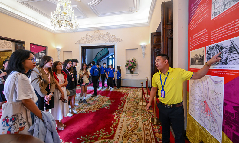Nguyen Tuan Anh, guía turístico de la empresa Vietravel, se sorprendió por el interés de los jóvenes en su presentación sobre la historia de la obra. En un recorrido de 30 minutos, los visitantes pueden explorar el palacio y conocer más sobre la historia y la cultura de la capital (Foto: vnexpress.net). Nguyen Tuan Anh, guía turístico de la empresa Vietravel, se sorprendió por el interés de los jóvenes en su presentación sobre la historia de la obra. En un recorrido de 30 minutos, los visitantes pueden explorar el palacio y conocer más sobre la historia y la cultura de la capital (Foto: vnexpress.net).
