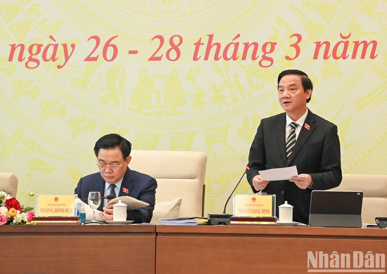 El vicepresidente de la ANV, Nguyen Khac Dinh, modera el debate sobre el proyecto de Ley de la Capital (enmendado). El vicepresidente de la ANV, Nguyen Khac Dinh, modera el debate sobre el proyecto de Ley de la Capital (enmendado).