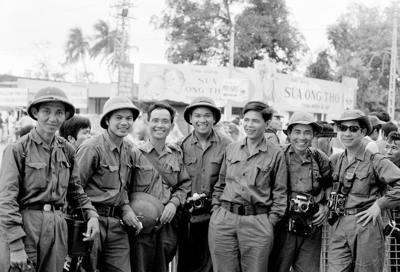 Periodistas de la Agencia Informativa de Liberación y de la VNA participando en la cobertura de la Campaña Ho Chi Minh, abril de 1975. Foto: VNA
