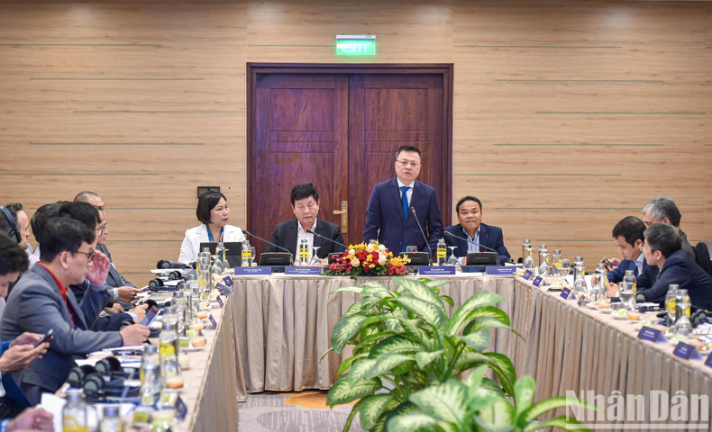 Asistieron al evento Le Quoc Minh, subjefe de la Comisión de Comunicación y Educación del Comité Central del Partido Comunista de Vietnam (PCV), presidente-editor del Nhan Dan y titular de la Asociación de Periodistas del país, y el jefe del mencionado comité, Truong Gia Binh.