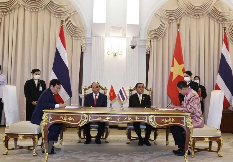 Los dos dirigentes presencian la firma del Memorando de Entendimiento entre la Cámara de Comercio e Industria de Vietnam (VCCI) y la Junta de Comercio de Tailandia. (Fotografía: VNA)