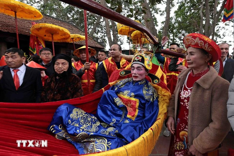 Además del Rey y el Señor, los aldeanos de Thuy Loi también llevan en procesión a cuatro altos funcionarios. En la foto: Procesión de un alcalde hacia el Templo Sai. Además del Rey y el Señor, los aldeanos de Thuy Loi también llevan en procesión a cuatro altos funcionarios. En la foto: Procesión de un alcalde hacia el Templo Sai.
