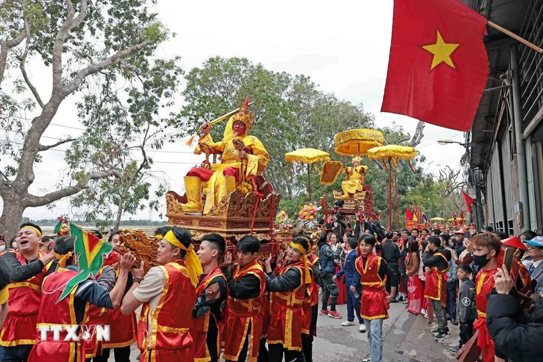 Procesión del "Rey y Señor falsos" desde la casa comunal de la aldea hasta el Templo Sai. Procesión del "Rey y Señor falsos" desde la casa comunal de la aldea hasta el Templo Sai.