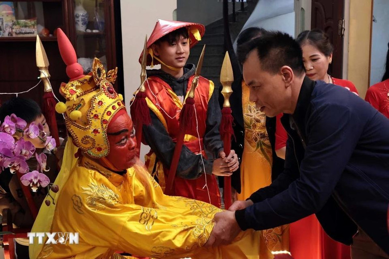 Lo más especial del festival es la aparición del "Rey" y el "Señor", representados por ancianos del pueblo y llevados en palanquines. En la foto: Los aldeanos visitan la casa del Señor para felicitarlo. Este año, el Señor lo interpreta Truong Dang Cuong de 73 años. Lo más especial del festival es la aparición del "Rey" y el "Señor", representados por ancianos del pueblo y llevados en palanquines. En la foto: Los aldeanos visitan la casa del Señor para felicitarlo. Este año, el Señor lo interpreta Truong Dang Cuong de 73 años.
