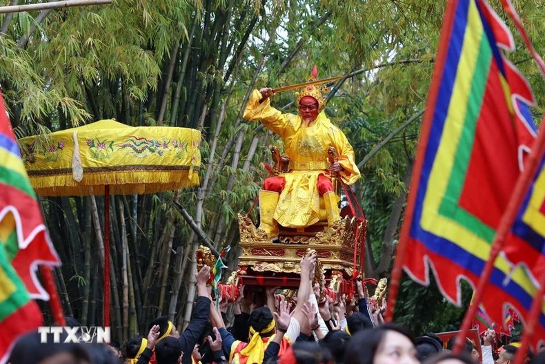 La procesión del Señor desde su casa hasta la casa comunal de la aldea. La procesión del Señor desde su casa hasta la casa comunal de la aldea.