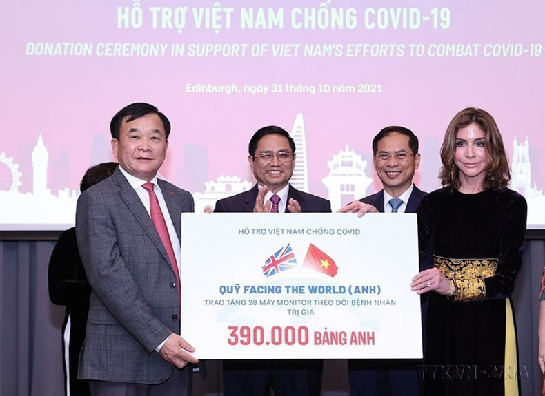 El primer ministro Pham Minh Chinh presenció la entrega de donaciones para apoyar a Vietnam en la lucha contra la pandemia de COVID-19 durante su visita de trabajo a Reino Unido (2021). (Foto: VNA) El primer ministro Pham Minh Chinh presenció la entrega de donaciones para apoyar a Vietnam en la lucha contra la pandemia de COVID-19 durante su visita de trabajo a Reino Unido (2021). (Foto: VNA)