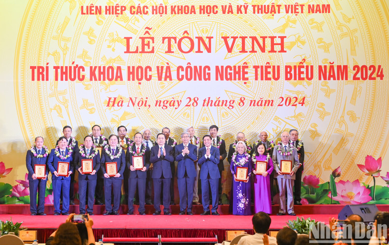 El presidente de la AN, Tran Thanh Man, y el secretario general y presidente de la Oficina del órgano legislativo, Bui Van Cuong, junto con los delegados en el acto. El presidente de la AN, Tran Thanh Man, y el secretario general y presidente de la Oficina del órgano legislativo, Bui Van Cuong, junto con los delegados en el acto.