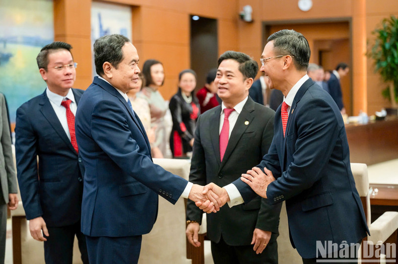 El presidente de la ANV, Tran Thanh Man, con los recién nombrados embajadores y jefes de las representaciones diplomáticas vietnamitas en el exterior. El presidente de la ANV, Tran Thanh Man, con los recién nombrados embajadores y jefes de las representaciones diplomáticas vietnamitas en el exterior.
