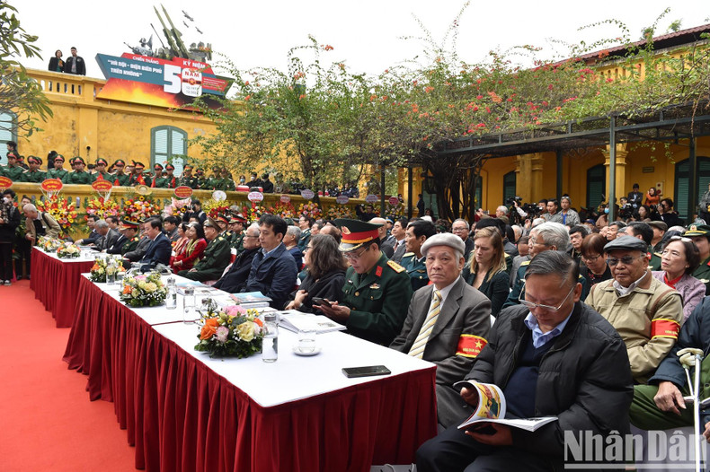 Combatientes y compatriotas visitan la exhibición. Combatientes y compatriotas visitan la exhibición.
