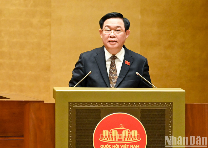 El presidente de la AN, Vuong Dinh Hue, pronuncia el discurso de clausura del quinto período de sesiones de Asamblea Nacional de la XV legislatura.