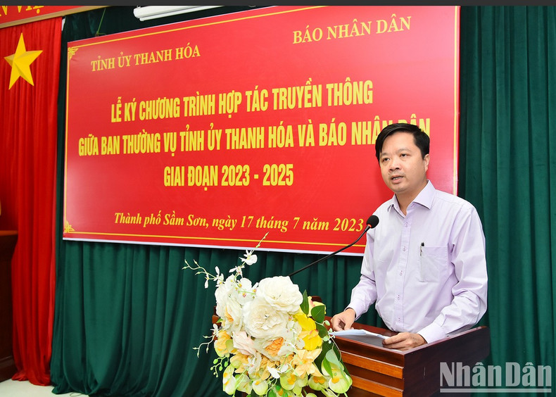 Ta Quang Dung, jefe de la Junta Directiva de Corresponsalías de Nhan Dan, presenta el borrador del programa de cooperación. Ta Quang Dung, jefe de la Junta Directiva de Corresponsalías de Nhan Dan, presenta el borrador del programa de cooperación.