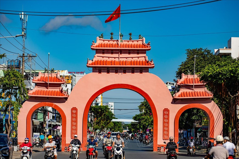 La puerta de Tam Quan, que se construyó en 1955, constituye un “testigo” histórico del desarrollo de la ciudad y se asocia con la vida espiritual de la gente local. (Foto: VNA) La puerta de Tam Quan, que se construyó en 1955, constituye un “testigo” histórico del desarrollo de la ciudad y se asocia con la vida espiritual de la gente local. (Foto: VNA)