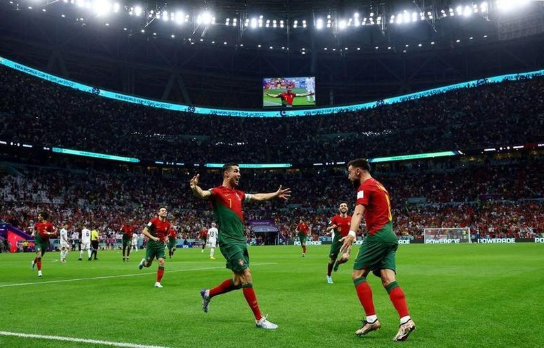 Cristiano Ronaldo y Bruno Fernandes celebran su primer gol contra Uruguay. (Fotografía: Reuters) Cristiano Ronaldo y Bruno Fernandes celebran su primer gol contra Uruguay. (Fotografía: Reuters)