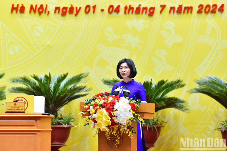 La vicepresidenta del Consejo Popular de Hanói, Phung Thi Hong Ha, presenta un resumen de las actividades del Consejo Popular de la ciudad en los primeros seis meses del año y las labores clave en la segunda mitad del año.