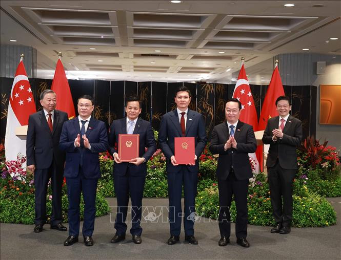 Los dos líderes presencian el intercambio de firmas del Certificado de Registro de Inversión en el Parque Industrial Vietnam-Singapur (VSIP) 1 Nam Dinh y la Decisión sobre la aprobación de la inversión en VSIP 3 Nghe An. (Foto: VNA) Los dos líderes presencian el intercambio de firmas del Certificado de Registro de Inversión en el Parque Industrial Vietnam-Singapur (VSIP) 1 Nam Dinh y la Decisión sobre la aprobación de la inversión en VSIP 3 Nghe An. (Foto: VNA)