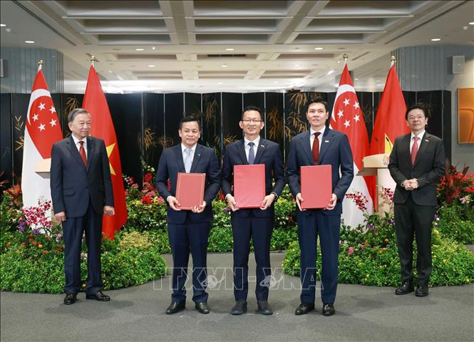 To Lam y Lawrence Wong en el acto de firma del Memorando de Entendimiento sobre cooperación tripartita entre los grupos singapurenses A*Star, Sembcorp y el grupo vietnamita Becamex. (Foto: VNA) To Lam y Lawrence Wong en el acto de firma del Memorando de Entendimiento sobre cooperación tripartita entre los grupos singapurenses A*Star, Sembcorp y el grupo vietnamita Becamex. (Foto: VNA)