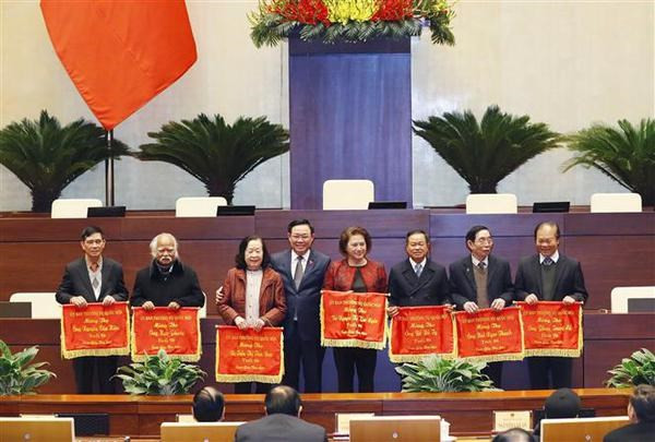 El presidente de la Asamblea Nacional, Vuong Dinh Hue, con delegados jubilados. (Foto: VNA) El presidente de la Asamblea Nacional, Vuong Dinh Hue, con delegados jubilados. (Foto: VNA)