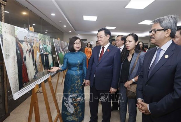 El presidente de la Asamblea Nacional de Vietnam, Vuong Dinh Hue, y los delegados visitan la exposición. (Foto: VNA)