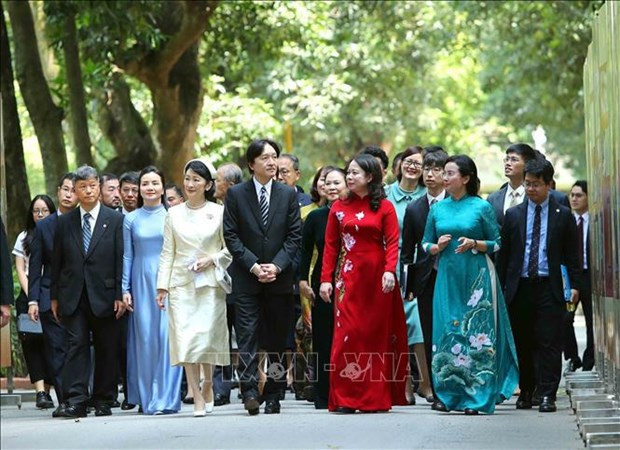 Los delegados visitan el sitio de reliquias dedicado al Presidente Ho Chi Minh. (Foto: VNA)