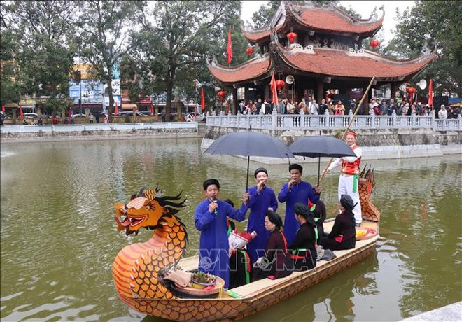 Los cantantes de Quan Ho en el festival Lim. (Foto: VNA) Los cantantes de Quan Ho en el festival Lim. (Foto: VNA)