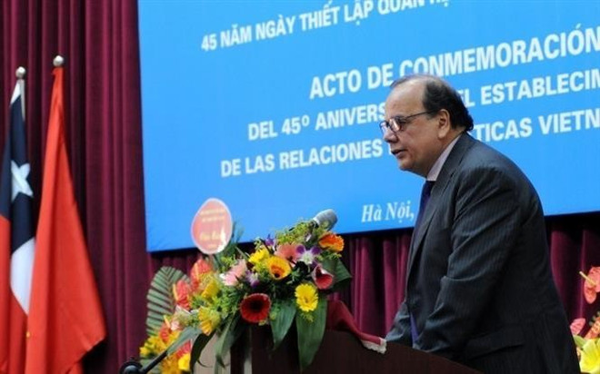 Claudio De Negri pronuncia un discurso en un evento en Hanói cuando fue embajador de Chile en Vietnam. (Foto: VNA) Claudio De Negri pronuncia un discurso en un evento en Hanói cuando fue embajador de Chile en Vietnam. (Foto: VNA)