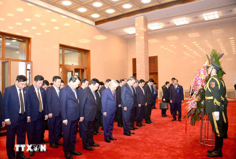 To Lam y los delegados rinden homenaje al presidente Mao Zedong (Foto: VNA) To Lam y los delegados rinden homenaje al presidente Mao Zedong (Foto: VNA)