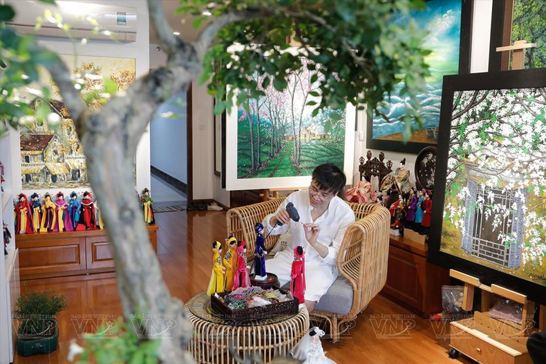 El pintor Nguyen Hoang Anh cree que la elaboración de muñecas con trajes tradicionales constituye la combinación de pintura y moda. (Fotografía: VNA) El pintor Nguyen Hoang Anh cree que la elaboración de muñecas con trajes tradicionales constituye la combinación de pintura y moda. (Fotografía: VNA)