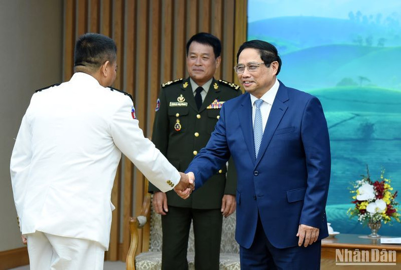El primer ministro Pham Minh Chinh da bienvenida a los miembros de la delegación que acompaña al comandante en jefe de las Fuerzas Armadas Reales de Camboya. El primer ministro Pham Minh Chinh da bienvenida a los miembros de la delegación que acompaña al comandante en jefe de las Fuerzas Armadas Reales de Camboya.