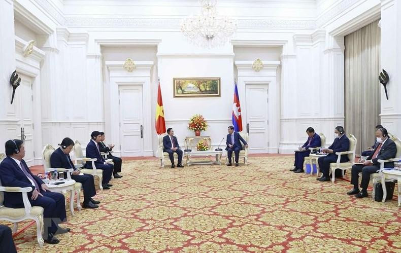 El presidente de la AN de Vietnam, Vuong Dinh Hue, se entrevista con el primer ministro camboyano, Samdech Techo Hun Sen. (Fotografía: VNA) El presidente de la AN de Vietnam, Vuong Dinh Hue, se entrevista con el primer ministro camboyano, Samdech Techo Hun Sen. (Fotografía: VNA)