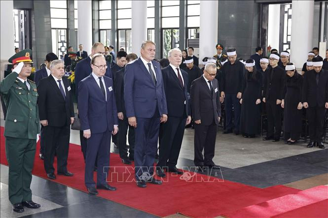 La delegación rusa, encabezada por el vicepresidente de la Duma Estatal de Rusia Tolstoy Petr Olegovich, en el acto. (Foto: VNA)