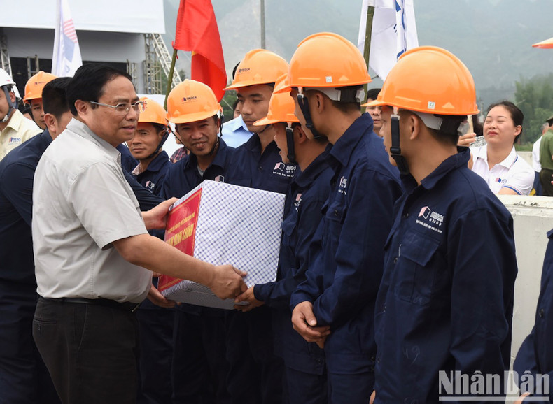 Minh Chinh entrega obsequios a los obreros del proyecto.