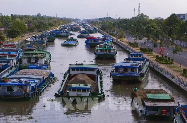 Medios de transporte acuático en el canal Xa No, en provincia de Hau Giang. (Foto: VNA)
