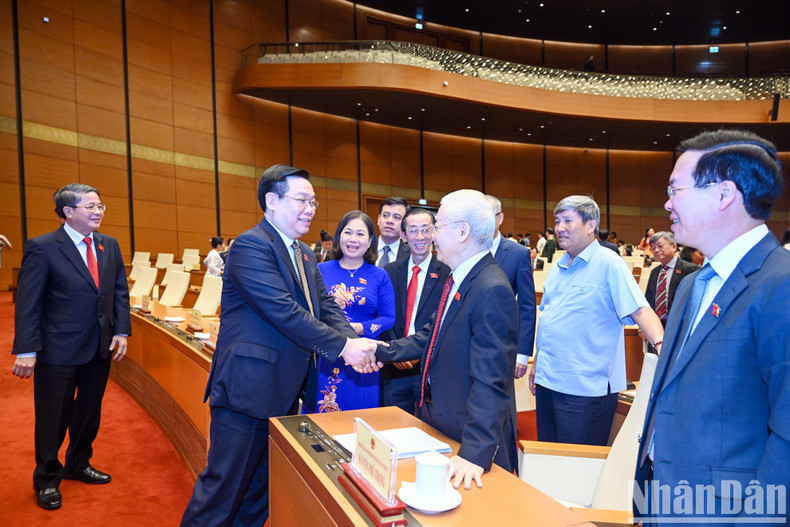 El secretario general del PCV, Nguyen Phu Trong, el presidente del país, Vo Van Thuong y el primer ministro Pham Minh Chinh, junto con los ex dirigentes del Partido y el Estado y los parlamentarios en la reunión.